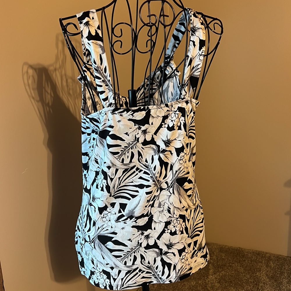 White House, Black market tank top with ruffle - Picture 3 of 3
